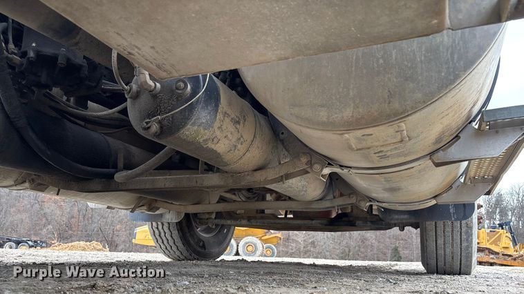 image for item FB3082 2005 International 9200i semi truck