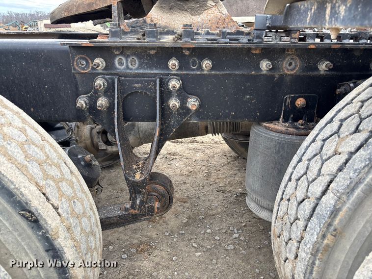 image for item FB3082 2005 International 9200i semi truck