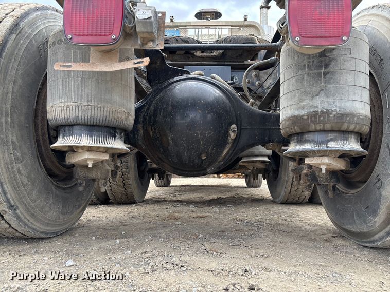 image for item FB3082 2005 International 9200i semi truck