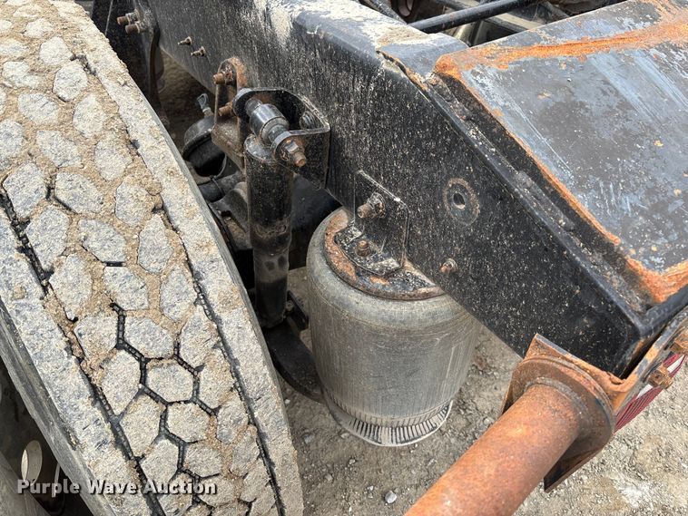 image for item FB3082 2005 International 9200i semi truck