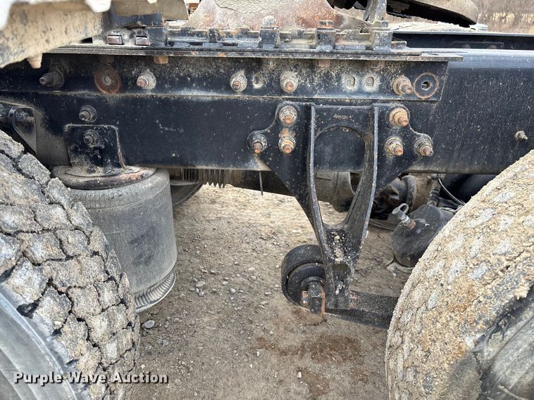 image for item FB3082 2005 International 9200i semi truck