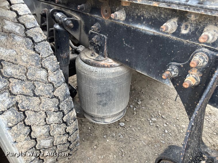 image for item FB3082 2005 International 9200i semi truck