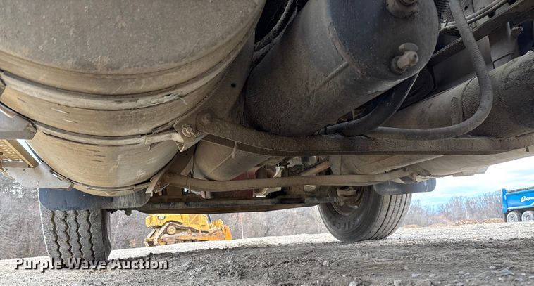 image for item FB3082 2005 International 9200i semi truck