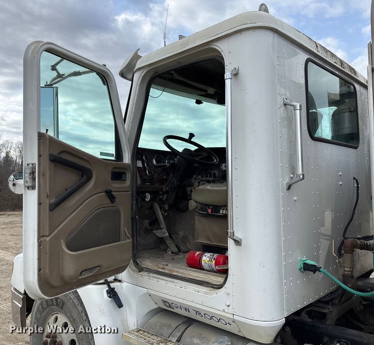 image for item FB3082 2005 International 9200i semi truck