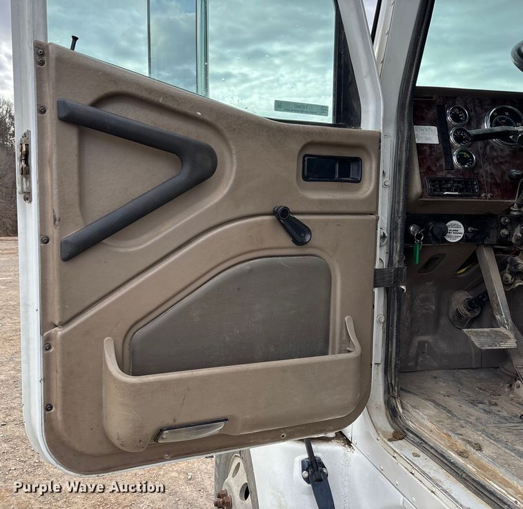 image for item FB3082 2005 International 9200i semi truck