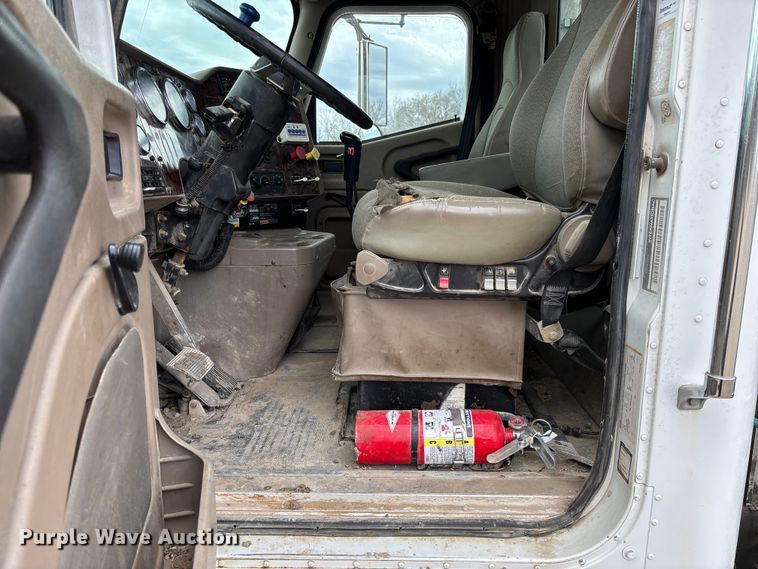 image for item FB3082 2005 International 9200i semi truck