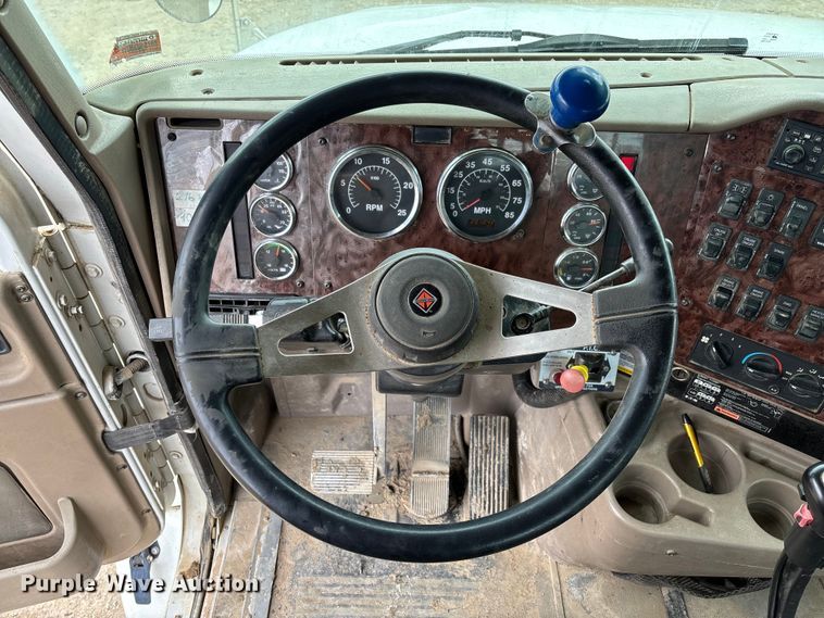 image for item FB3082 2005 International 9200i semi truck