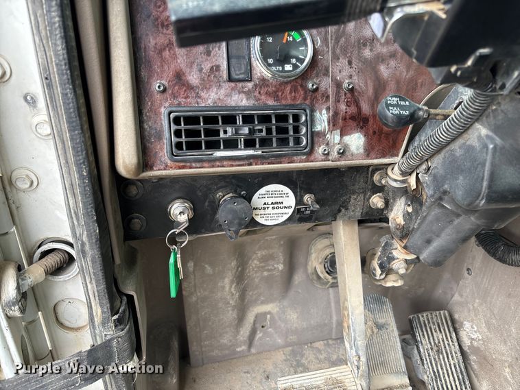 image for item FB3082 2005 International 9200i semi truck