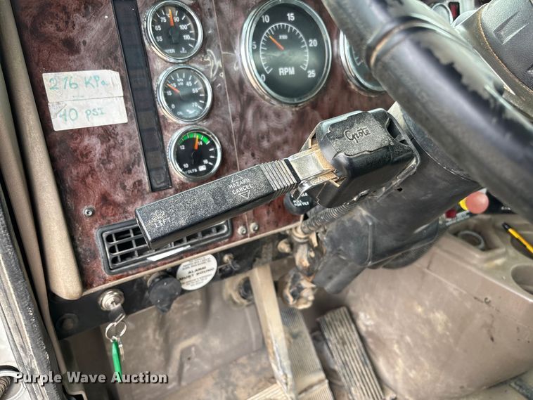 image for item FB3082 2005 International 9200i semi truck