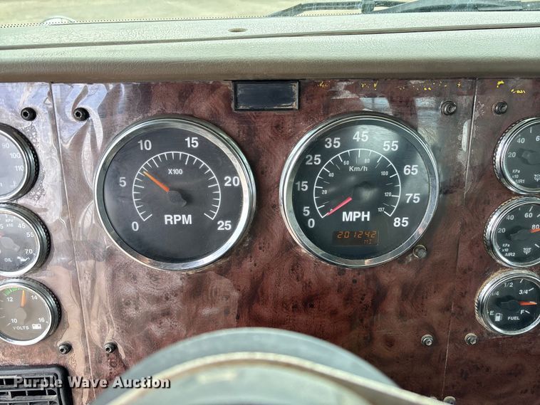 image for item FB3082 2005 International 9200i semi truck