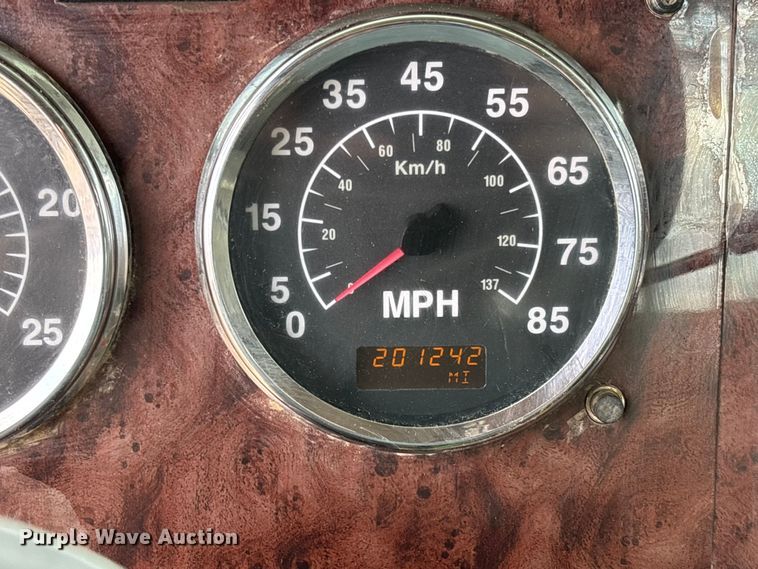 image for item FB3082 2005 International 9200i semi truck