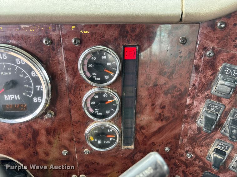 image for item FB3082 2005 International 9200i semi truck