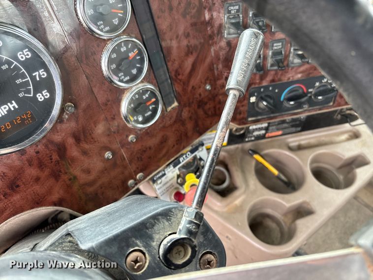 image for item FB3082 2005 International 9200i semi truck