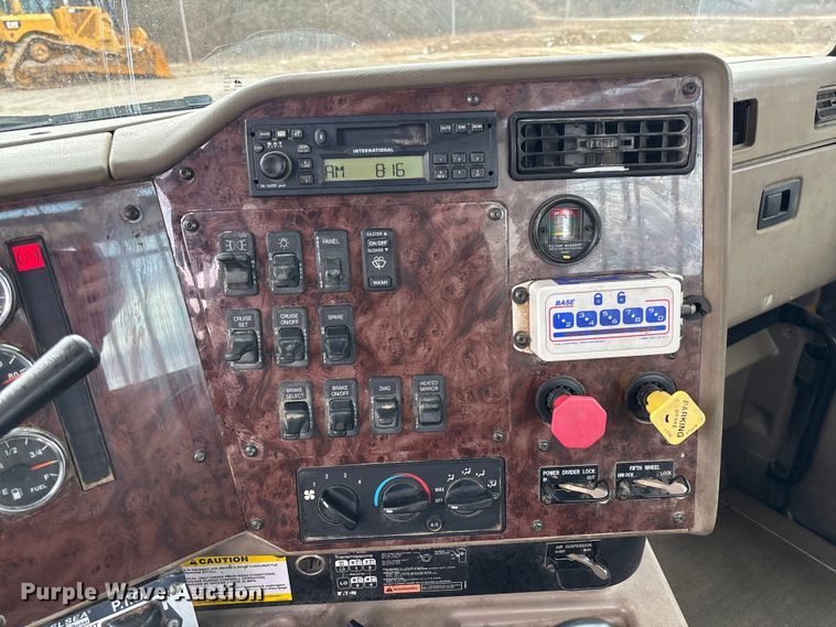 image for item FB3082 2005 International 9200i semi truck