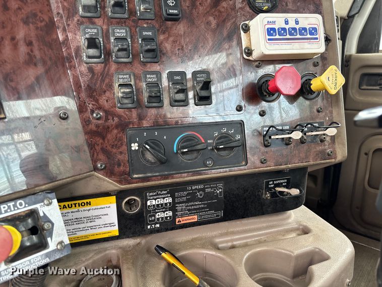 image for item FB3082 2005 International 9200i semi truck