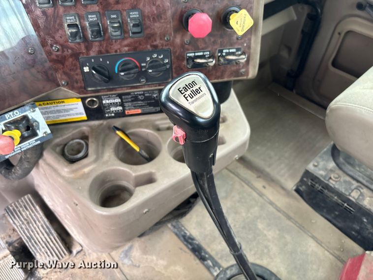 image for item FB3082 2005 International 9200i semi truck