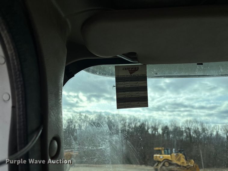 image for item FB3082 2005 International 9200i semi truck