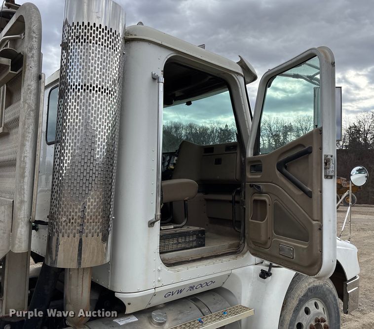 image for item FB3082 2005 International 9200i semi truck