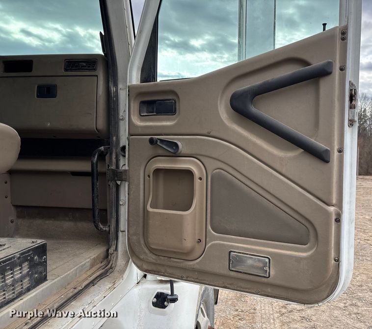 image for item FB3082 2005 International 9200i semi truck