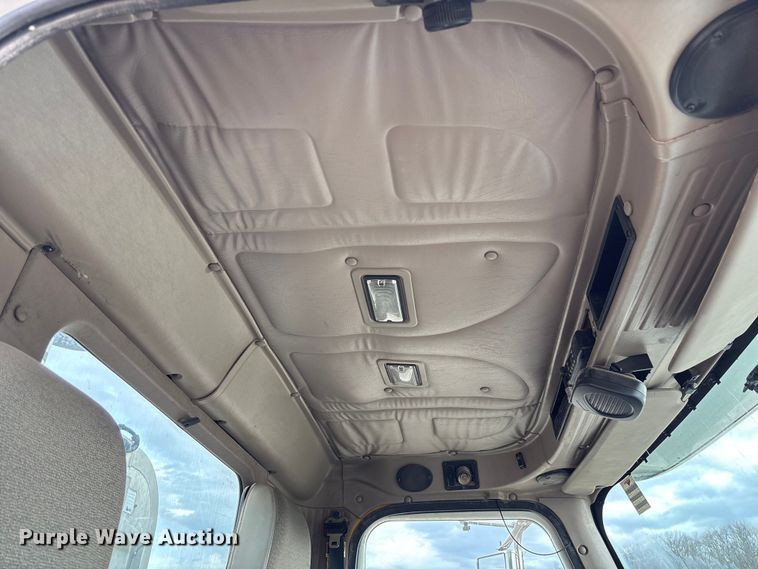 image for item FB3082 2005 International 9200i semi truck