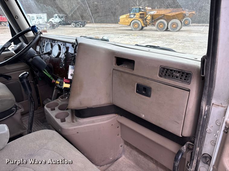 image for item FB3082 2005 International 9200i semi truck