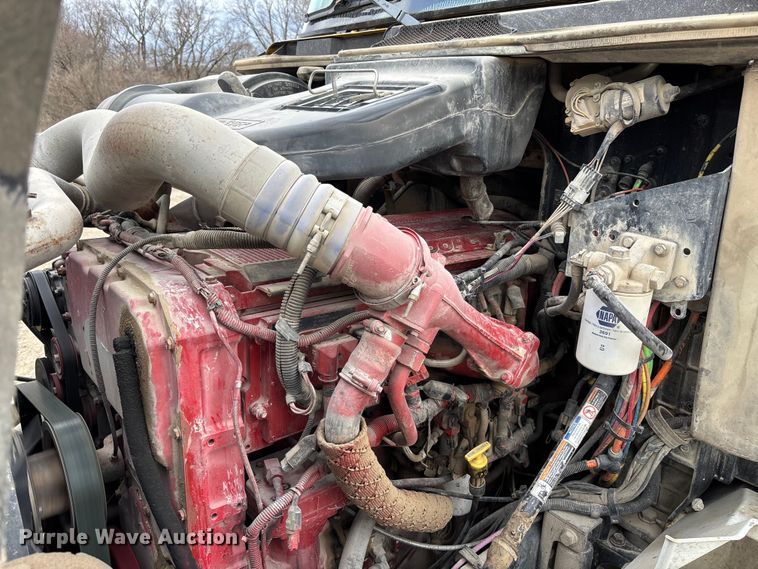 image for item FB3082 2005 International 9200i semi truck