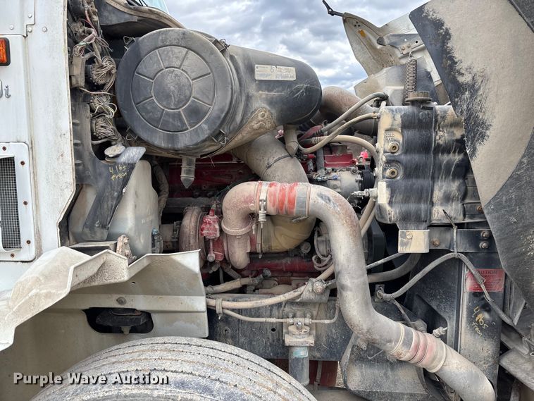 image for item FB3082 2005 International 9200i semi truck