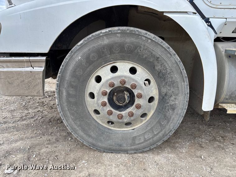 image for item FB3082 2005 International 9200i semi truck