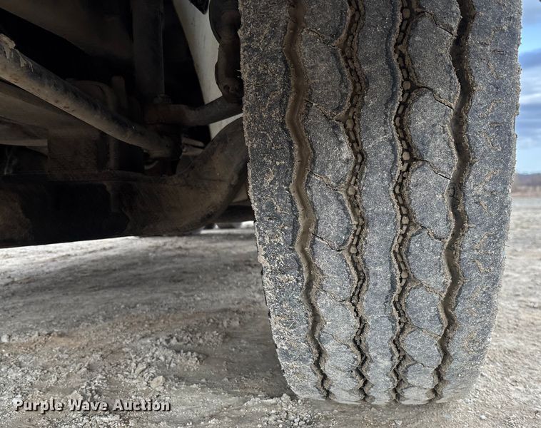 image for item FB3082 2005 International 9200i semi truck