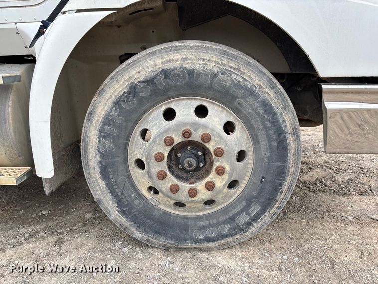 image for item FB3082 2005 International 9200i semi truck