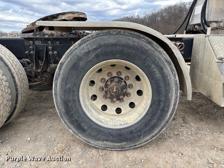 image for item FB3082 2005 International 9200i semi truck