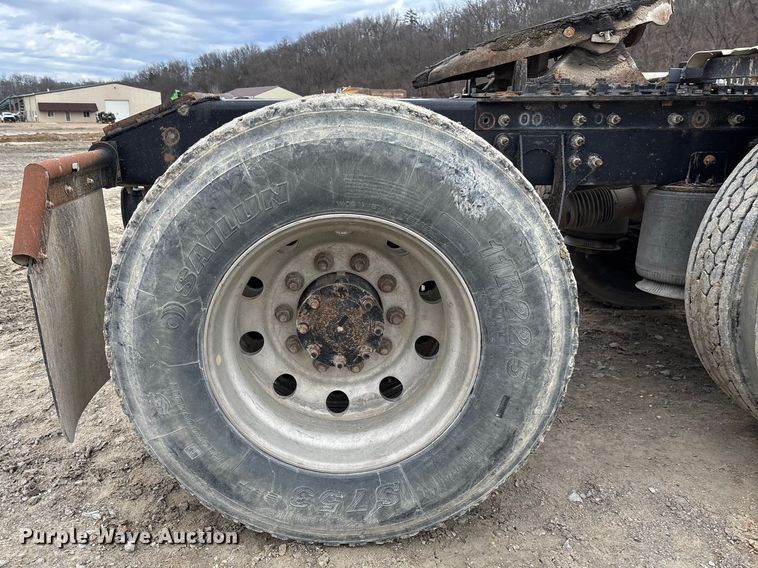 image for item FB3082 2005 International 9200i semi truck