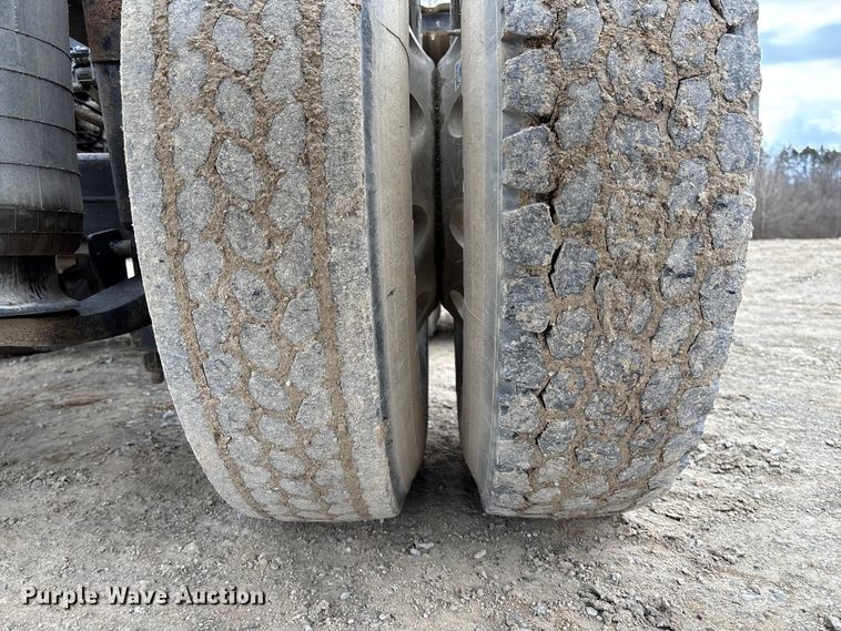 image for item FB3082 2005 International 9200i semi truck