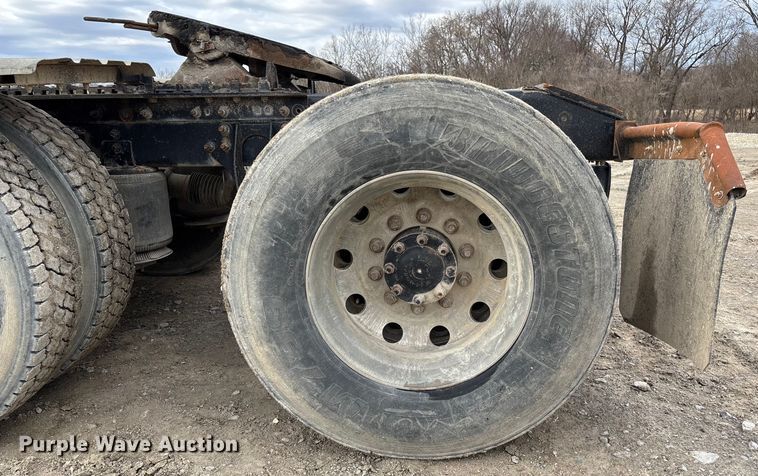 image for item FB3082 2005 International 9200i semi truck