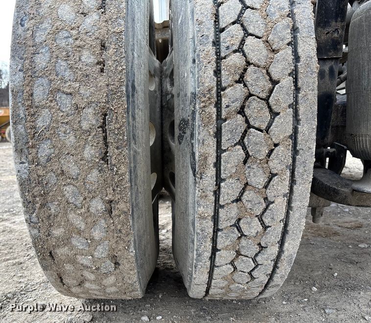 image for item FB3082 2005 International 9200i semi truck