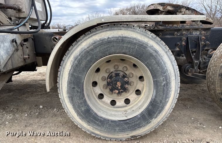 image for item FB3082 2005 International 9200i semi truck