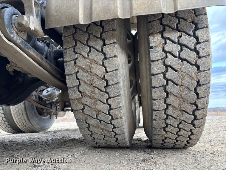 image for item FB3082 2005 International 9200i semi truck