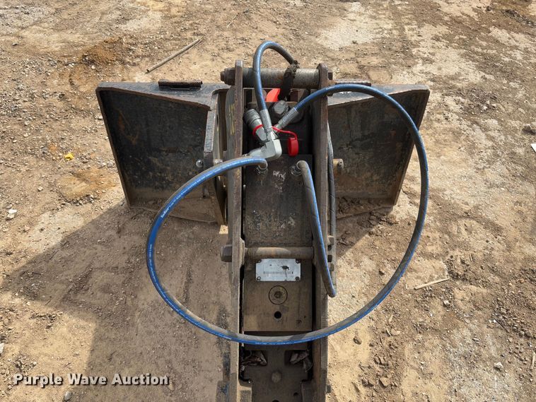 image for item FB3121 John Deere HB75 skid steer breaker