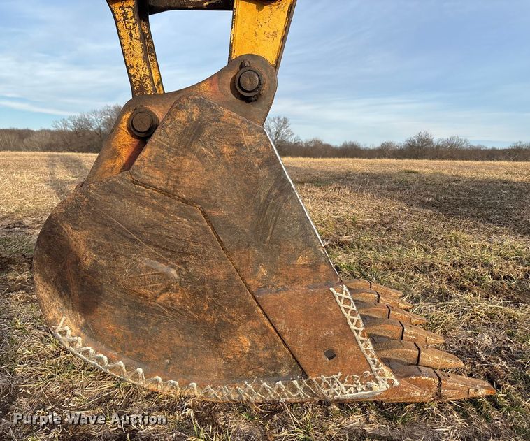 image for item FB3520 1997 John Deere 120 excavator