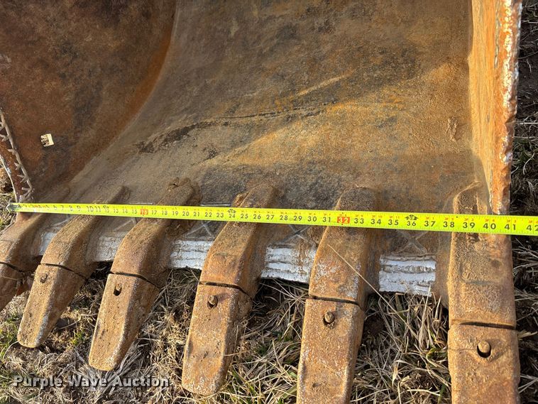 image for item FB3520 1997 John Deere 120 excavator