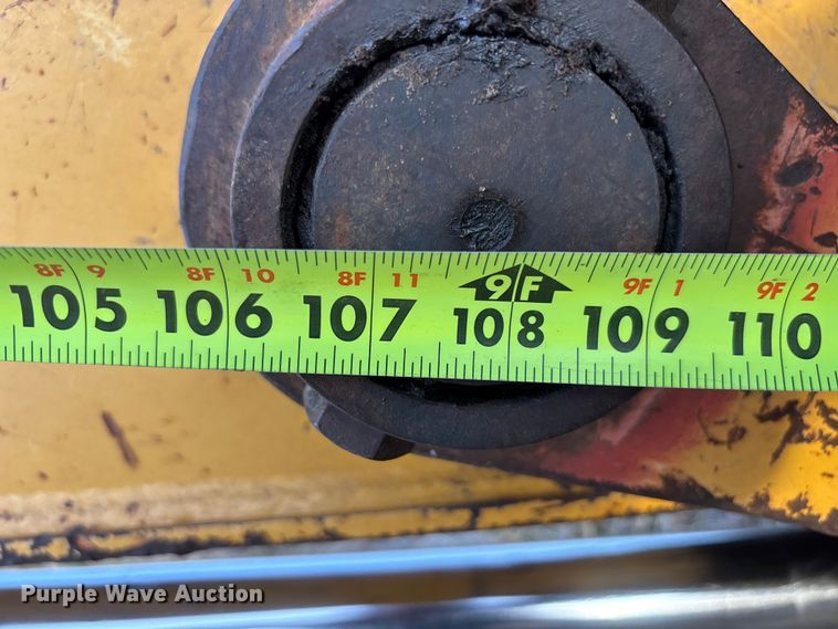 image for item FB3520 1997 John Deere 120 excavator