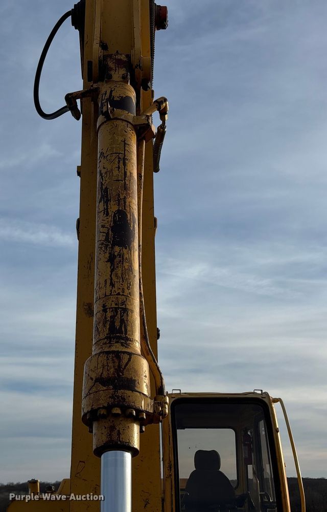 image for item FB3520 1997 John Deere 120 excavator