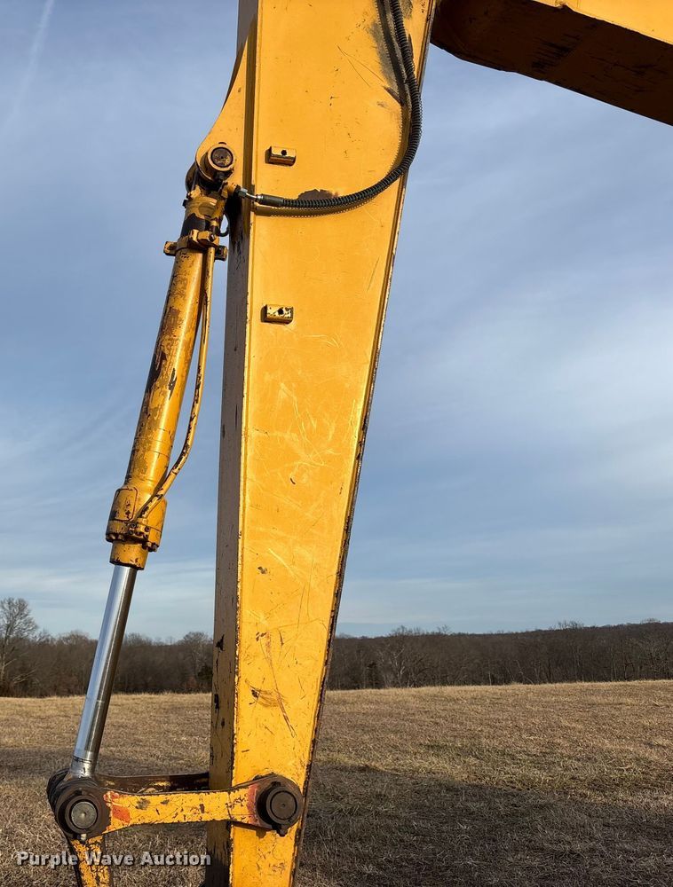 image for item FB3520 1997 John Deere 120 excavator