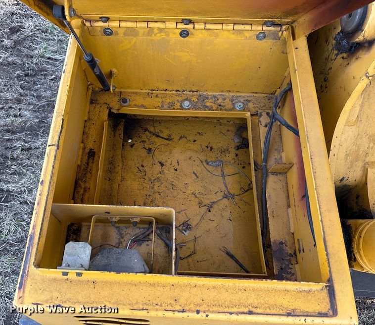 image for item FB3520 1997 John Deere 120 excavator