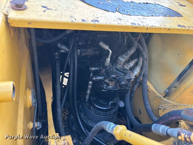 image for item FB3520 1997 John Deere 120 excavator