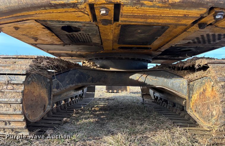 image for item FB3520 1997 John Deere 120 excavator