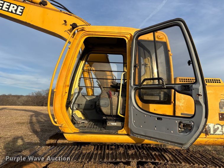 image for item FB3520 1997 John Deere 120 excavator