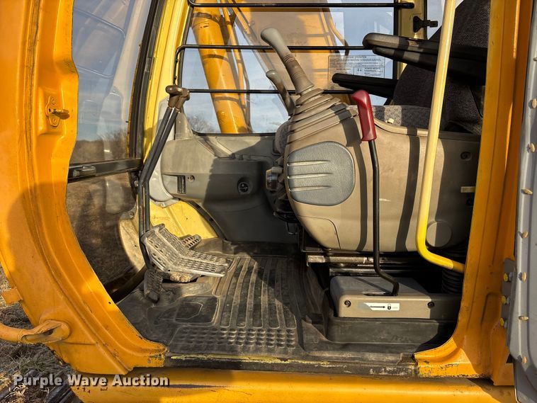 image for item FB3520 1997 John Deere 120 excavator