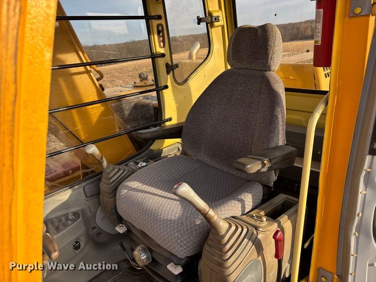 image for item FB3520 1997 John Deere 120 excavator