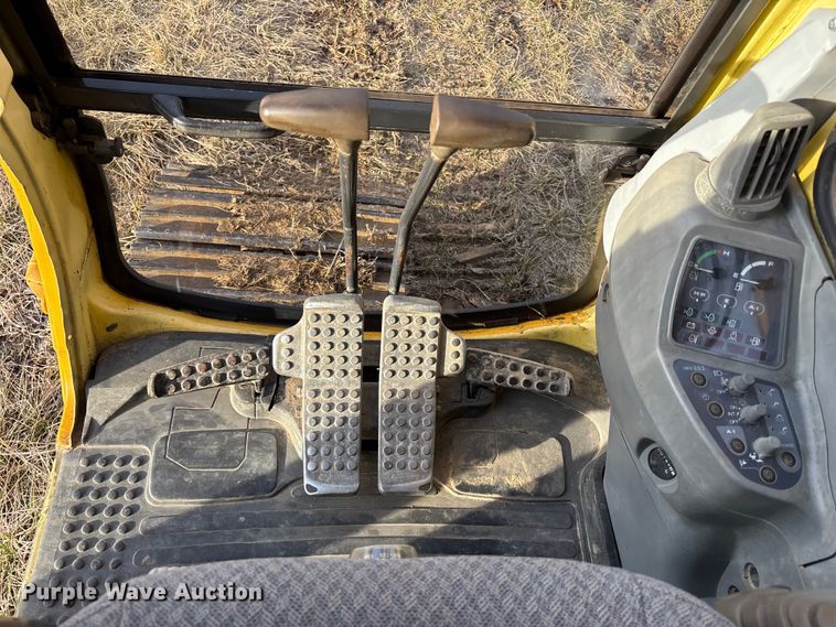 image for item FB3520 1997 John Deere 120 excavator